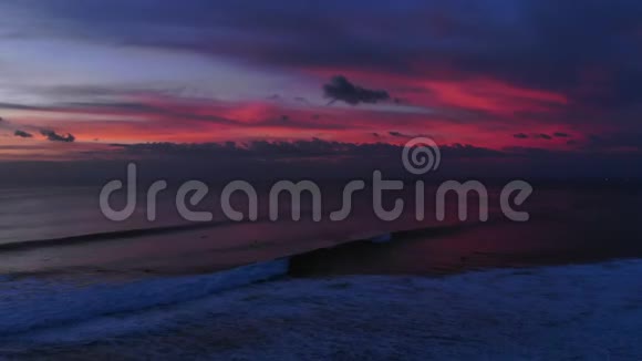 巴厘岛粉红色日落时可欣赏海景和海浪视频的预览图
