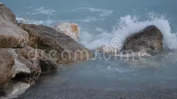 海浪或海浪撞击岩石视频的预览图