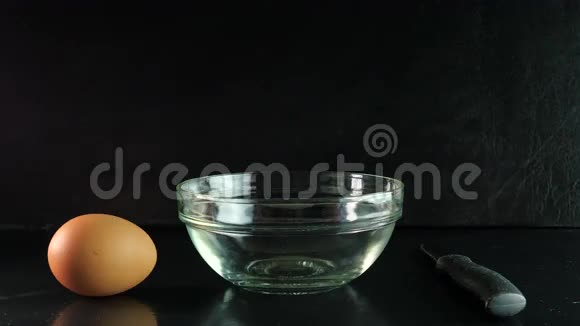 人把鸡蛋摔进碗里视频的预览图