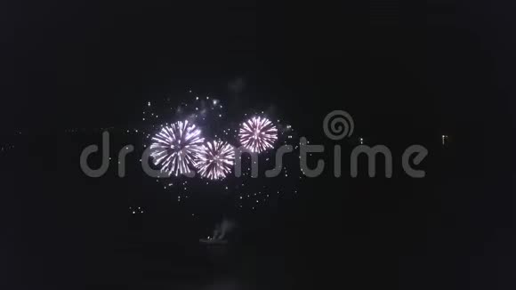 烟花在漆黑的夜空中爆炸从河底飞起视频的预览图