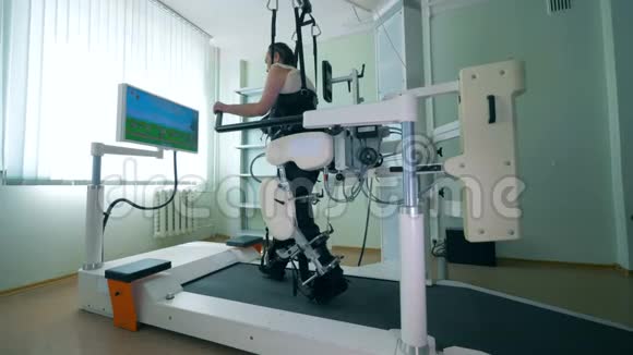 肩胛骨病人正在一个特殊的模拟器上练习行走虚拟现实模拟器病人康复视频的预览图
