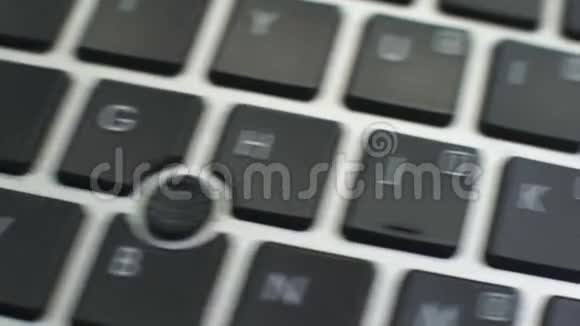 电脑键盘上的省钱键女性手按键视频的预览图