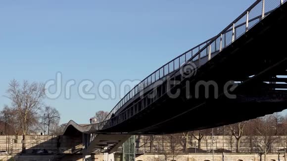 西蒙娜德波伏瓦人行桥巴黎视频的预览图