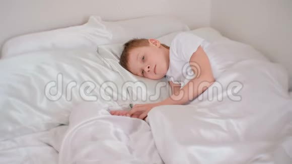 七岁的男孩躺在床上睡着了视频的预览图