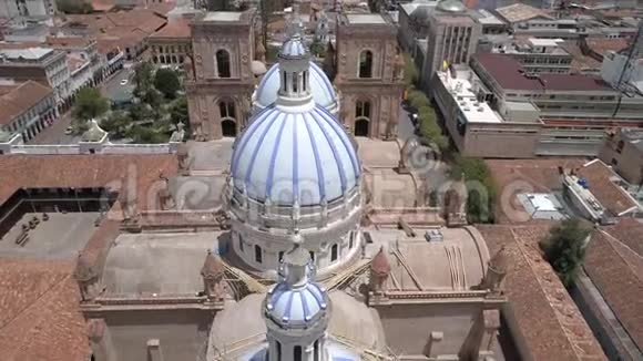 厄瓜多尔昆卡2017年10月27日无人机飞越新大教堂著名的圆顶视频的预览图