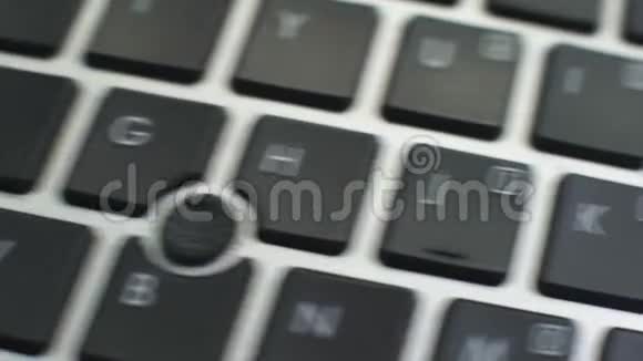 启动电脑键盘上的视频呼叫按钮女性手指按下键视频的预览图