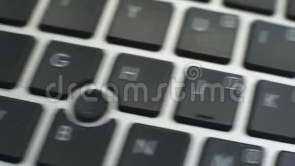 电脑键盘上的德语按键下载女性手按键视频的预览图