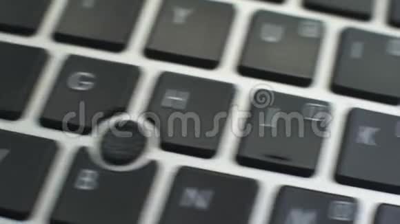 电脑键盘上的预约键女性手按键视频的预览图