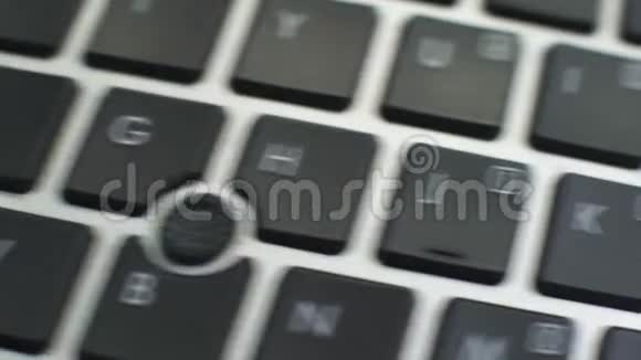 在电脑键盘上输入德国键女性手按键视频的预览图