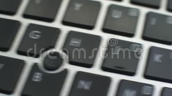 学习电脑键盘上的德语按键女性手按键视频的预览图