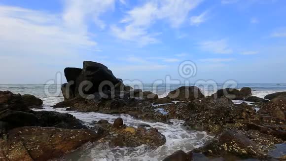 海浪冲击着海边的海岸石头视频的预览图