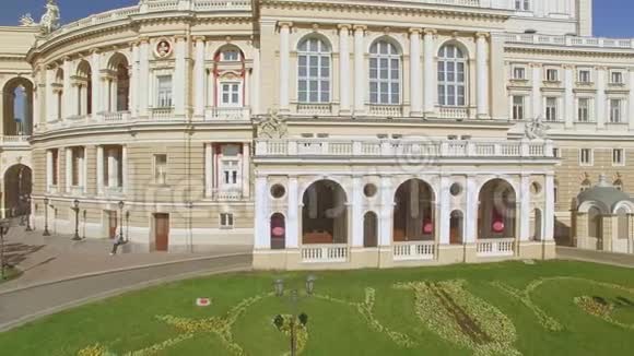 摄像机在敖德萨国家学术歌剧院和芭蕾舞剧院附近侧飞视频的预览图