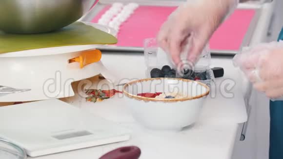 一个咖啡馆厨房把粥和浆果一起吃视频的预览图