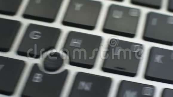 忘记电脑键盘上的按钮女性用手指按下键视频的预览图