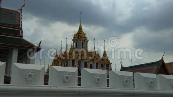 泰国曼谷Ratchanatdaram寺金属城堡或铁的时间间隔视频的预览图