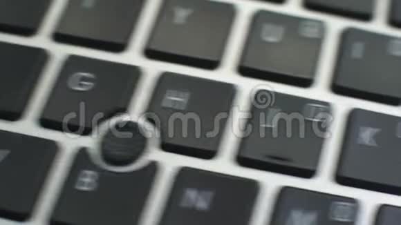 是的电脑键盘上的按钮女性的手指按下键视频的预览图