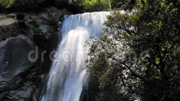大瀑布很迷人意大利蒂沃利镇阳光灿烂的瀑布视频的预览图