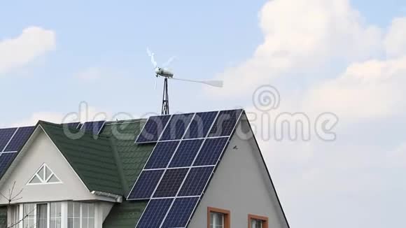 安装在房屋上的风电场和太阳能电池板视频的预览图