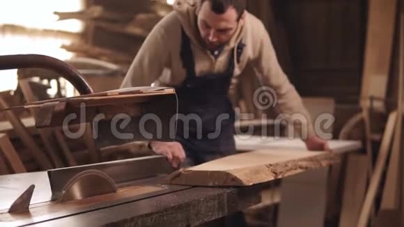 圆锯正在加工中木匠把一大块木头的边缘剪了木工车间视频的预览图