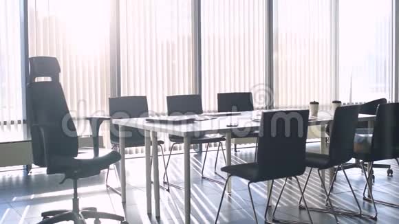 现代化办公室会议室的美丽景色和全景窗视频的预览图