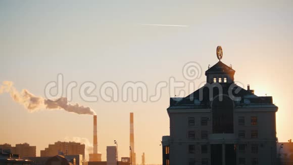 一个大城市日落大楼顶部的地铁标志背景上的工业烟囱视频的预览图