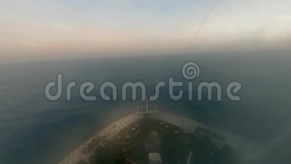 爱尔兰渡轮经雾驶往爱尔兰都柏林港视频的预览图