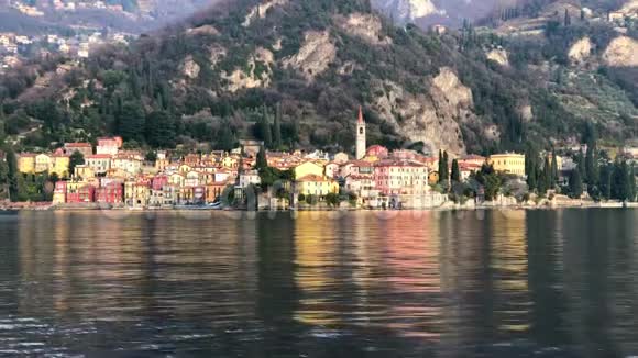从科莫湖海岸的一艘船上观看背景是瓦伦纳镇和意大利阿尔卑斯山4k段录像视频的预览图