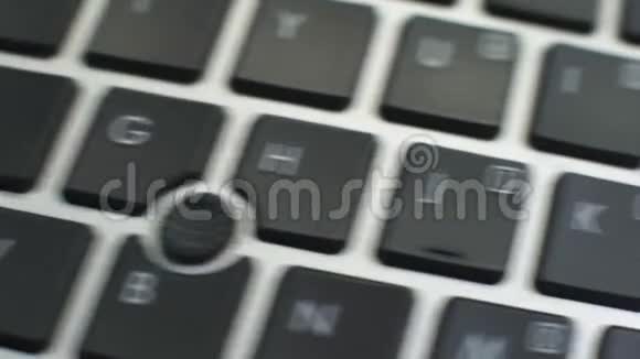 电脑键盘上的西班牙语按钮出售女性手按键视频的预览图