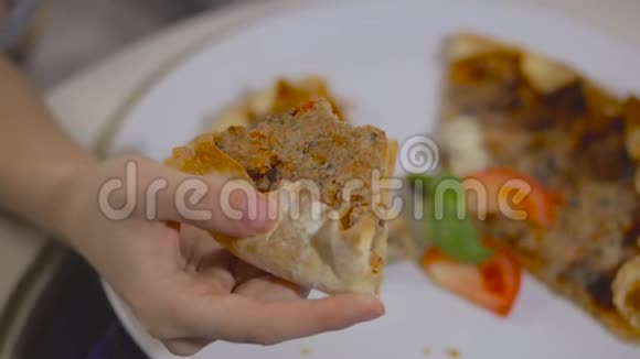 女性手捧肉馅饼传统亚洲菜视频的预览图
