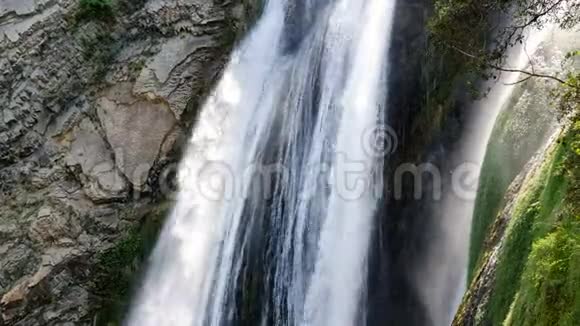 大瀑布很迷人意大利蒂沃利镇阳光灿烂的瀑布视频的预览图