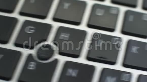 电脑键盘上的免费音乐按钮女性手按键视频的预览图