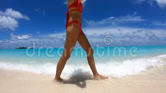 女孩在马尔代夫海滩的波浪上行走240fps全高清1080视频的预览图