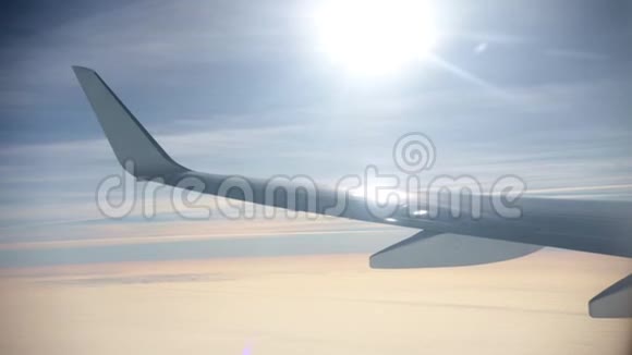 旅行概念从飞机窗口观看阳光明媚的天气和蓝天黄色的云视频的预览图
