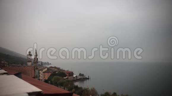 历史建筑概述意大利从屋顶上看雾天时间推移视频的预览图