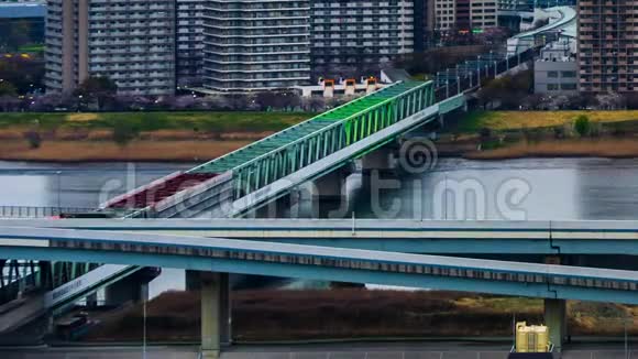 日本东京一座铁路桥上穿越阿拉卡瓦河的列车时间间隔视频的预览图