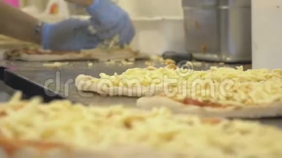准备正宗意大利披萨视频的预览图