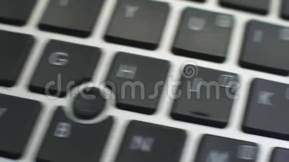 电脑键盘上需要帮助按钮女性手按键视频的预览图