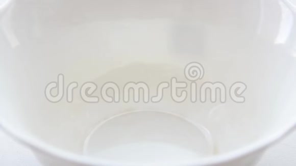 把勺子冰淇淋放在白色的碗里视频的预览图