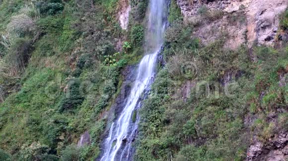 厄瓜多尔巴诺斯2018年9月24日卡斯卡达德拉维根瀑布视频的预览图