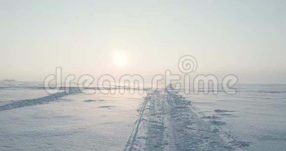 年轻的旅行者在美丽的夕阳下穿过暴风雪极地考察视频的预览图