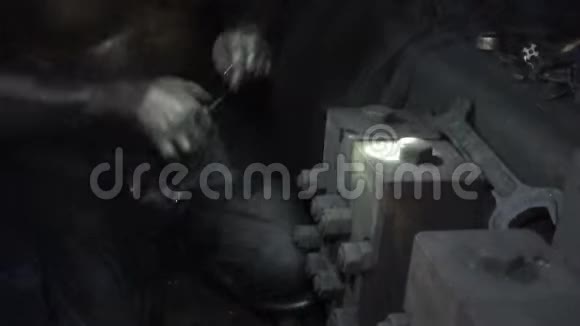 煤矿工人用工具修理电气设备视频的预览图