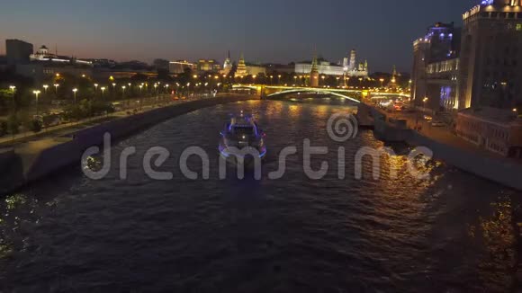 在莫斯科河4K的夜景视频的预览图