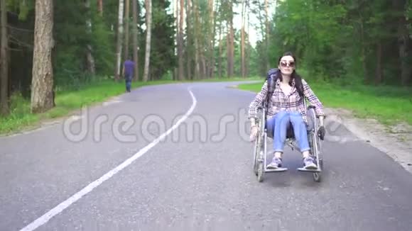 坐轮椅的残疾女孩背着背包旅行视频的预览图
