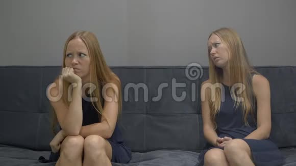 情商概念在一个年轻女人感觉压力和愤怒的另一面形象的另一面是视频的预览图