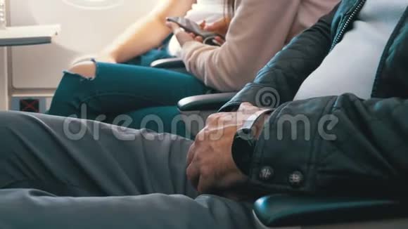 飞机座位上老人的手视频的预览图