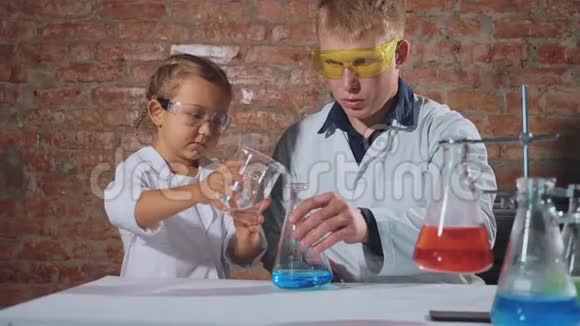 小女生的男科学家一起做化学实验视频的预览图