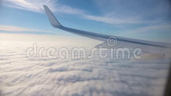 旅行概念从飞机窗口观看阳光明媚的天气和蓝天Altumulus视频的预览图