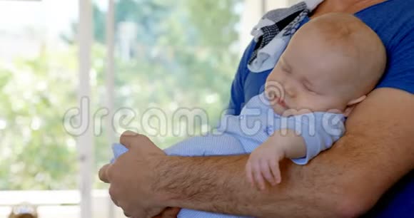 睡在父亲手臂上的小男孩视频的预览图