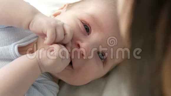 一个两个月大的快乐新生儿躺在床上向母亲体验情绪孩子笑说浪视频的预览图