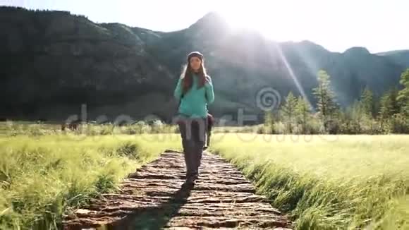 徒步旅行女游客在山上的一座桥上散步徒步探险50英尺视频的预览图
